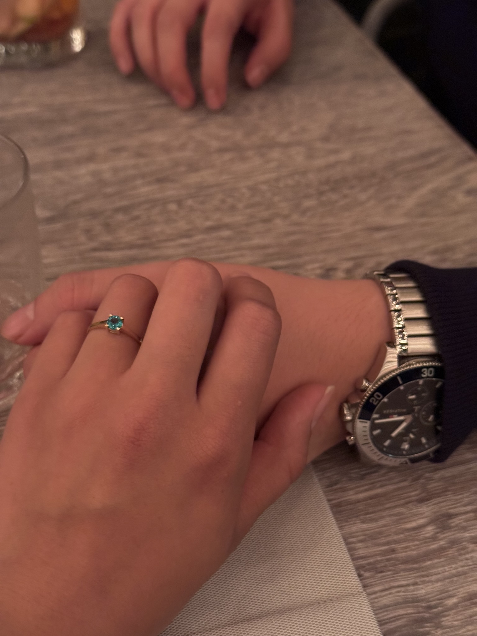 Las manos de Felipe y Sarita con el anillo de compromiso